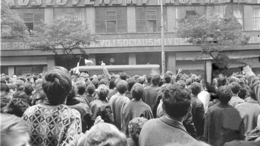 Lidé před Československým rozhlasem v srpnu 1968
