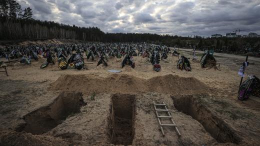 Hřbitov vojáků a civilistů v Ukrajinském městě Buča