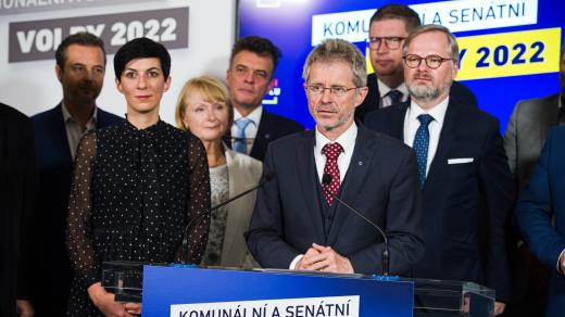 Miloš Vystrčil (uprostřed), lídři Spolu a další zvolení senátoři za koalici středopravicových stran