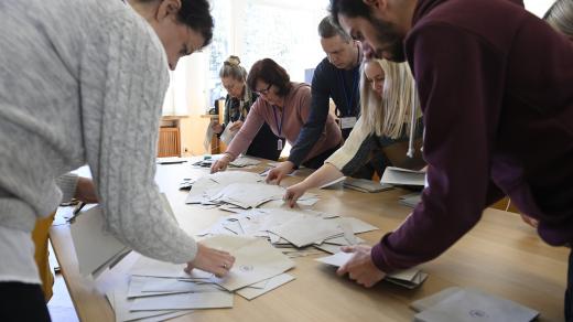 Členové volební komise v Kolektivním domě ve Zlíně sčítají hlasy, které voliči odevzdali v prvním kole prezidentských voleb