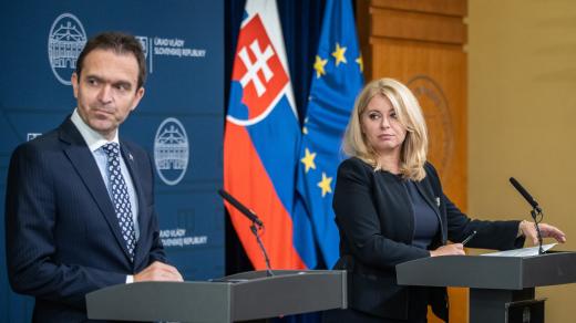 Slovenský premiér Ľudovít Ódor a prezidentka Zuzana Čaputová po jednání bezpečnostní rady