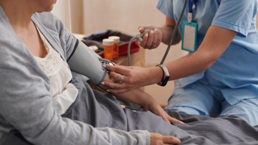 zdravotní sestra, tlak, vysoký tlak, nemocnice (ilustrační foto)