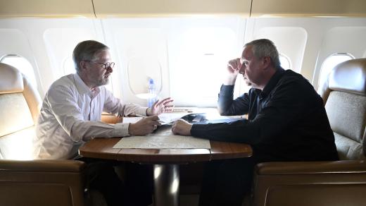 Premiér Petr Fiala s poradcem Tomášem Pojarem v letadle na cestě do USA