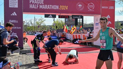 Běžci na Pražském půlmaratonu bojovali nejen s více jak 21 kilometrů dlouhou tratí, ale také teplým počasím