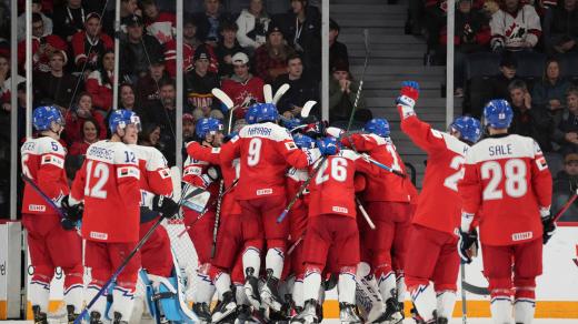 Česká reprezentace slaví vítězství nad Kanadou na Mistrovství světa hráčů do 20 let