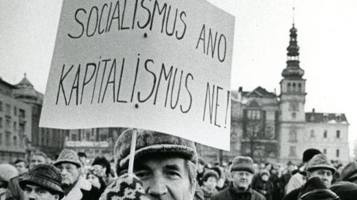 Komunisté na antidemonstraci. Vyšší funkcionáři žádné nápisy v rukou nedrželi