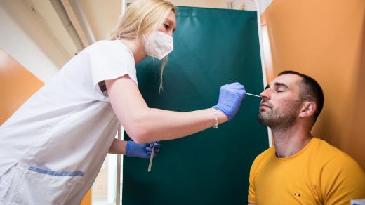 Testování na covid v nemocnici Bulovka