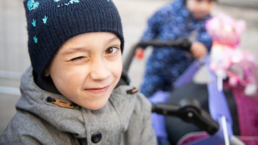 Ukrajinský uprchlík, chlapec Nazar, na Matějské pouti.