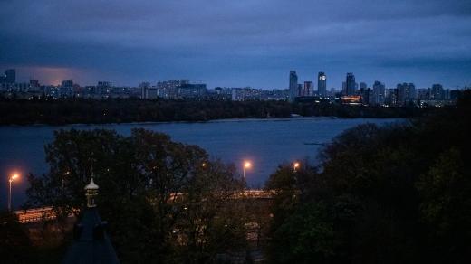 Ranní pohled na východní část Kyjeva. Dnešním dnem začíná Ukrajina omezovat dodávky elektrické energie.