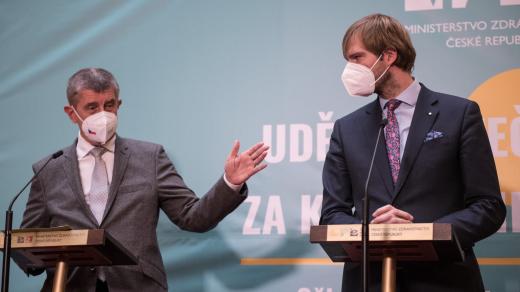 Adam Vojtěch a Andrej Babiš na tiskové konferenci na Ministrestvu zdravotnictví.