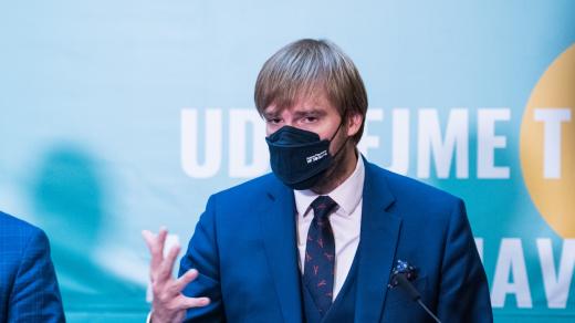 Ministr zdravotnictví Adam Vojtěch (za ANO) na tiskové konferenci k protiepidemickým opatřením ve školách.
