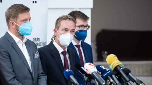 Vít Rakušan, Ivan Bartoš a Jakub Michálek na tiskové konferenci