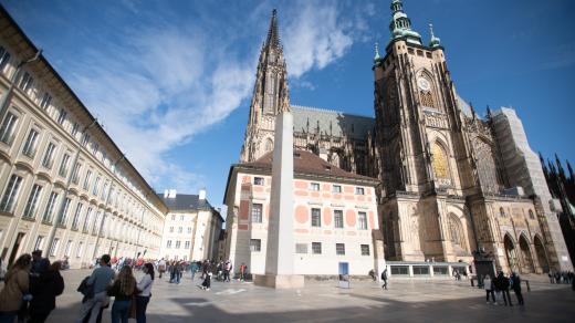 Pražský hrad, Josip Plečnik, Mrákotínský monolit před Sv. Vítem