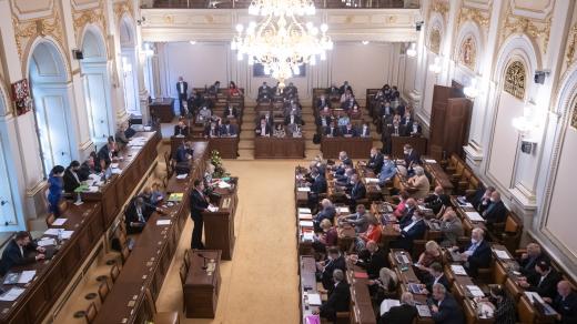 Poslanci při jednání v Poslanecké sněmovně ČR.