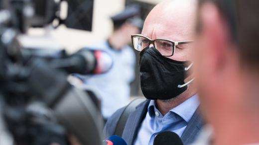 Robert Plaga odchází z jednání vlády.