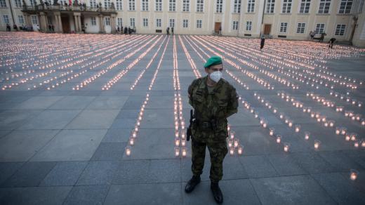 Na nádvořích Pražského hradu v pondělí hořely svíčky za oběti pandemie koronaviru
