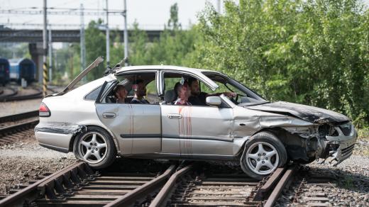 Správa železnic připravila v rámci kampaně Nepozornost zabíjí, simulovanou srážku vlaku s vozidlem se čtyřmi pasažéry.