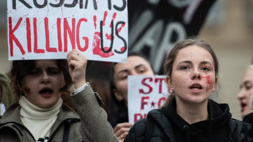 Konec legrace. Na Ukrajině se odkrývají další masové hroby na osvobozených územích a ukrajinští uprchlíci na to upozorňují na náměstích