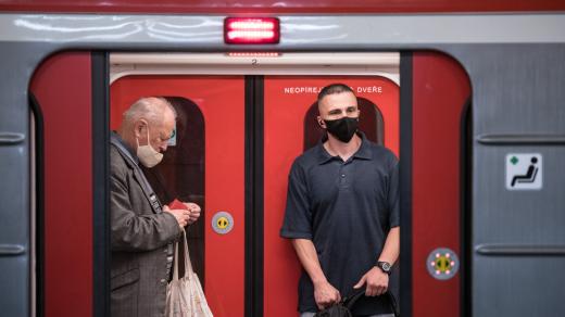 respirátory v metru, ilustrační foto