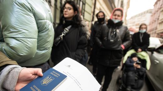 Ukrajinští uprchlíci před úřadem práce v Praze 3.