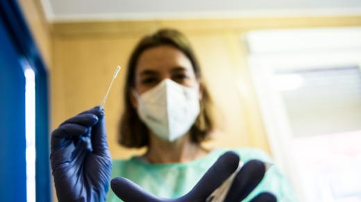 Testování na covid v nemocnici Bulovka