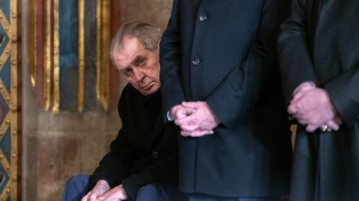 Miloš Zeman si prohlíží korunovační klenoty