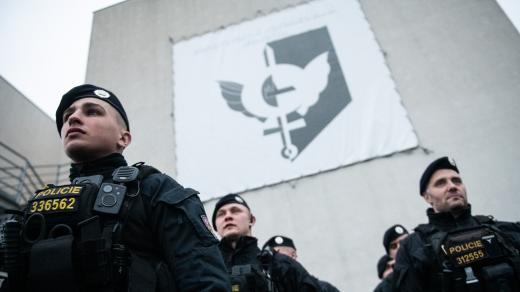 Ještě za rozbřesku se na příchod členů vlády připravují policisté z Pražské motorizované jednotky
