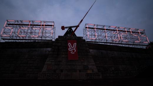 Klimatické hodiny na Letné odpočítávají čas na záchranu planety.