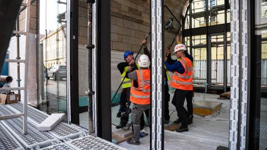 Pilotní zasklívání oblouku Negrelliho viaduktu