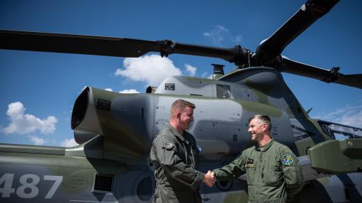 Americký a český letec na vrtulníkové základně před bitevníkem Viper