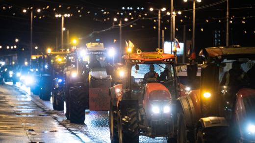 Traktory se po Hlávkově mostě blíží k Ministerstvu zemědělství ČR