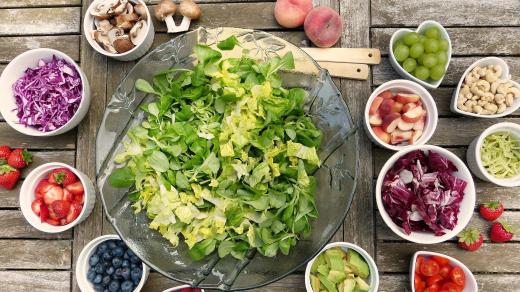 Salát, ovoce, zelenina, dieta (ilustrační foto)