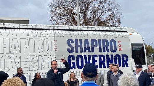 „Mám plnou důvěru v pensylvánské ženy, že dokáží samy o sobě rozhodovat,“ prohlásil na setkání s voliči v Beaveru na severu Pensylvánie demokratický kandidát na guvernéra Josh Shapiro