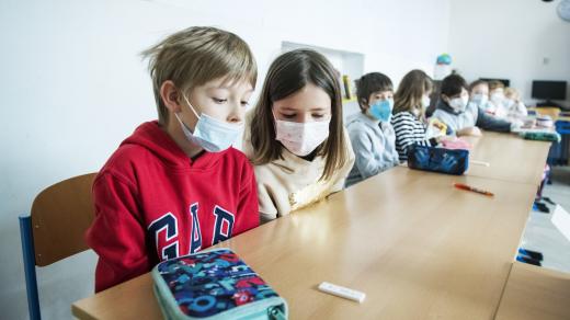Žáci čekají na výsledek antigenního testu