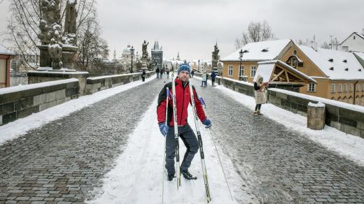 Někteří Pražané využili sněhovou nadílku k běžkování přímo v historickém centru, kde bývá sníh spíš vzácností. Na fotce pózuje běžkař na Karlově mostě