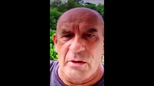 „Jsem součástí mezinárodní vyšetřovací skupiny,“ říká důchodce, který publikoval video o tom, jak Ivan Bartoš (Piráti) pašuje drogy z Thajska