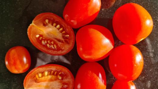 Proti kocovině mohou pomoci rajčata, nejlépe politá olivovým olejem