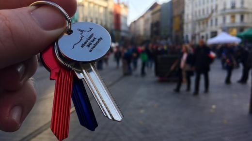 Ku příležitosti výročí se rozdávaly také klíče připomínající listopadovou revoluci.
