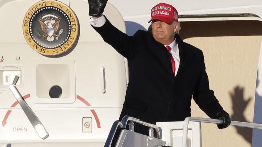 Trump se loučí s příznivci na jednom z předvolebních mítinků