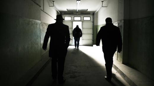Z bývalé budovy StB se na ulici vychází temnou chodbou