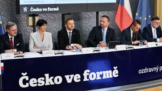 Členové vlády Petra Fialy na tiskové konferenci Česko ve formě