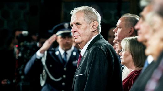Jedenáctou milost prezident Miloš Zeman udělil muži, který neplatil alimenty. Na snímku během udělování státních vyznamenání