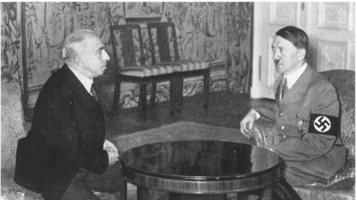 Protektorátní prezident Emil Hácha a nacistický vůdce Adolf Hitler