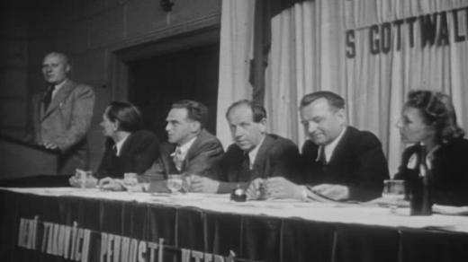 Snímek zachycuje schůzi funkcionářů KSČ. Mezi sedícími je Klement Gottwald (druhý zprava) a vedle něho Antonín Zápotocký (třetí zprava). Podle uvedené datace pochází fotografie ze září 1947, tedy z doby, kdy Gottwald zastával funkci předsedy vlády, ale je